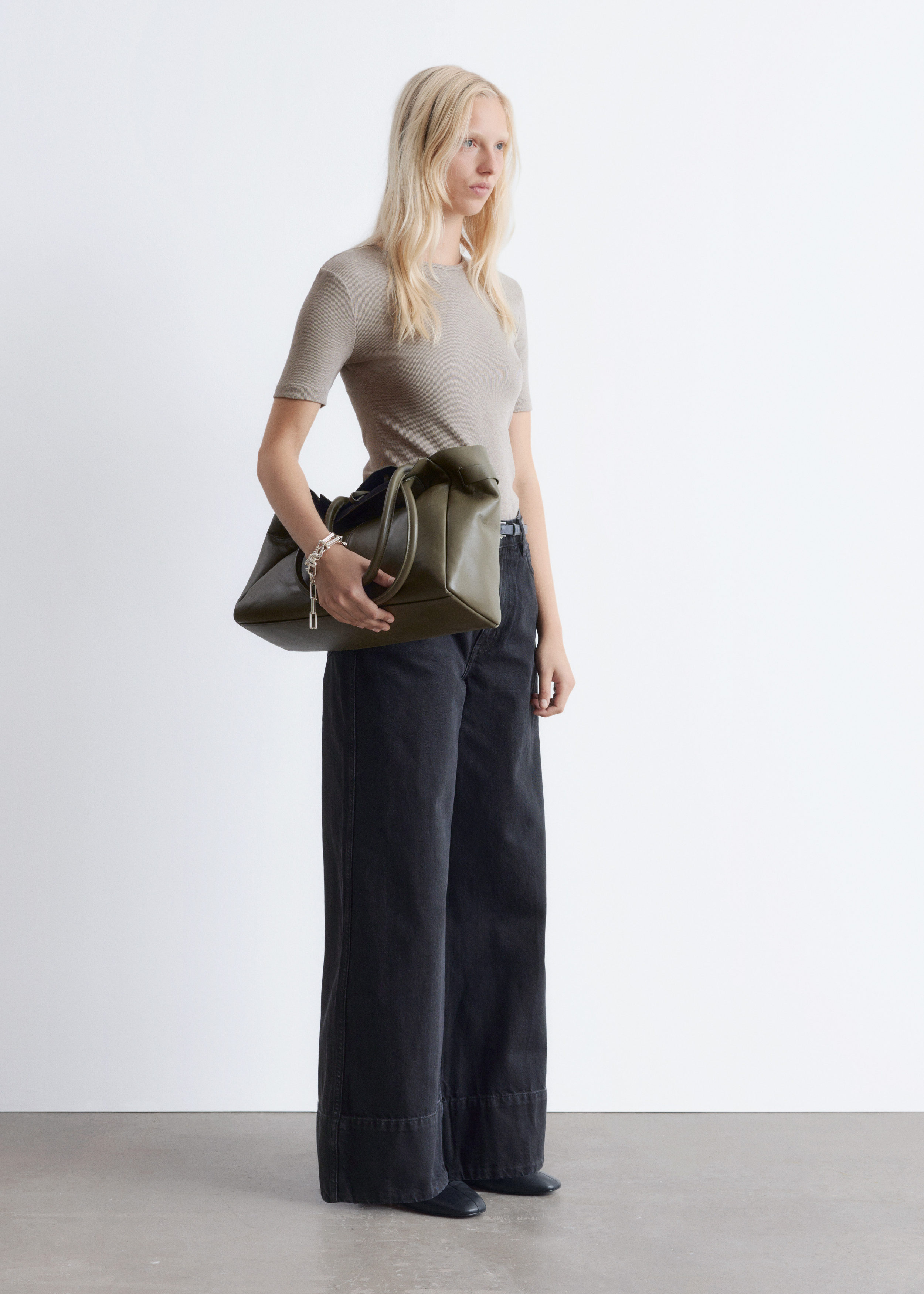 앤아더스토리즈 립 티셔츠의 베이지컬러 ECOMLook입니다.