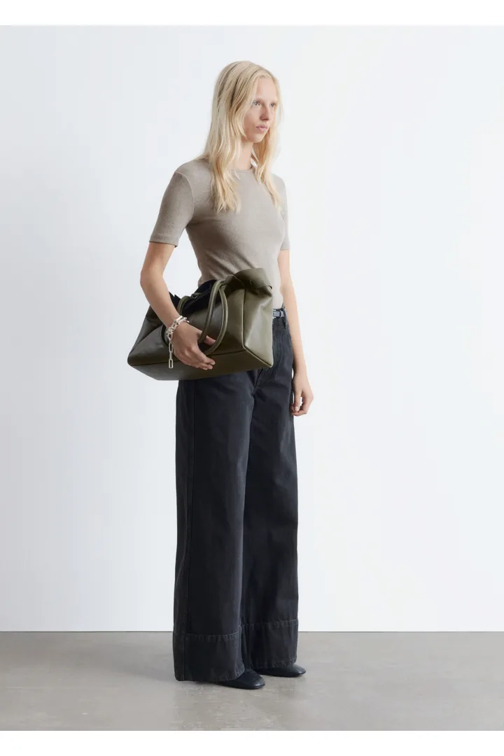 앤아더스토리즈 립 티셔츠의 베이지컬러 ECOMLook입니다.