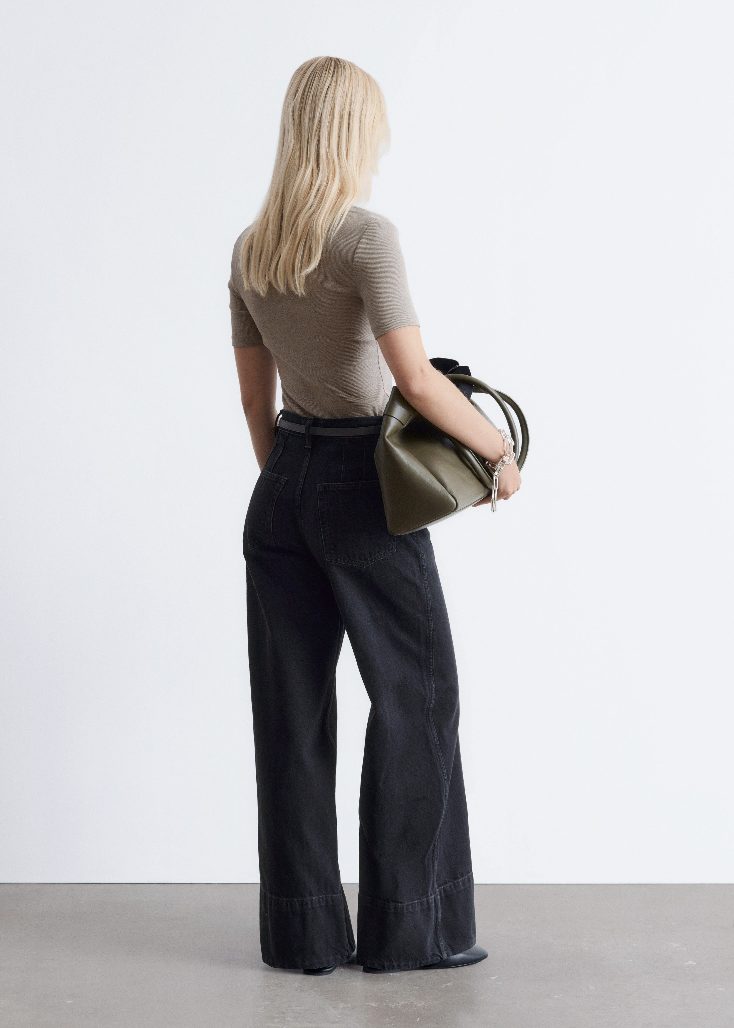 앤아더스토리즈 립 티셔츠의 베이지컬러 ECOMLook입니다.