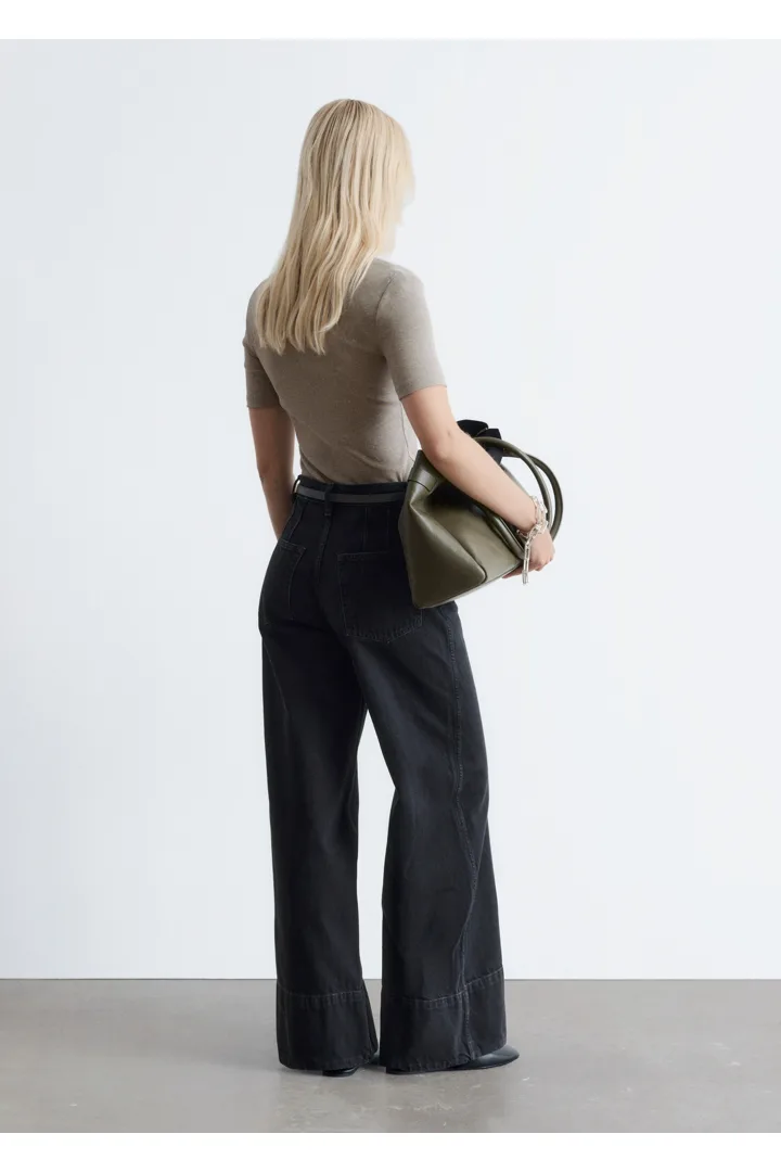 앤아더스토리즈 립 티셔츠의 베이지컬러 ECOMLook입니다.