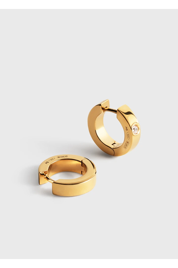 TOTEME 베젤 다이아몬드 후프 이어링 18KT 골드의 골드컬러 5번쨰 이미지입니다.