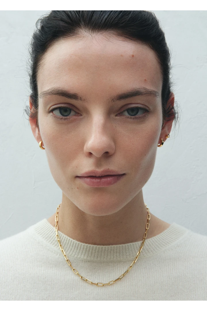 TOTEME 베젤 다이아몬드 후프 이어링 18KT 골드의 골드컬러 1번쨰 이미지입니다.