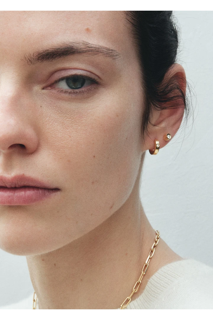 TOTEME 베젤 다이아몬드 후프 이어링 18KT 골드의 골드컬러 2번쨰 이미지입니다.