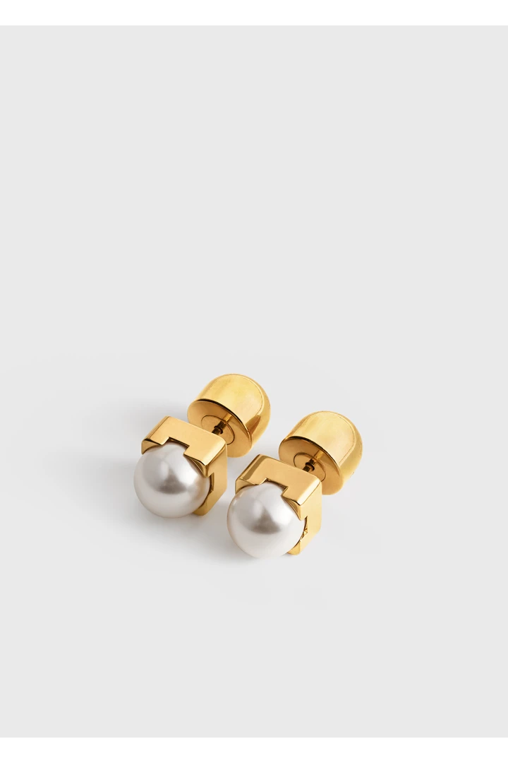 TOTEME 포우 펄 스터드 이어링 화이트의 화이트컬러 3번쨰 이미지입니다.