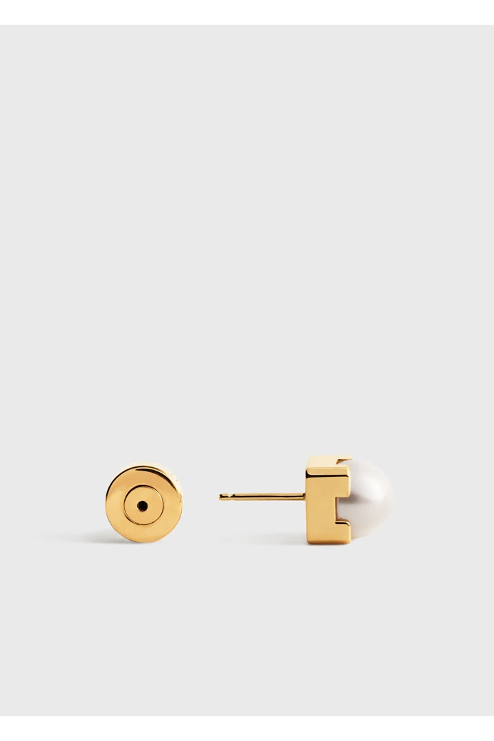 TOTEME 포우 펄 스터드 이어링 화이트의 화이트컬러 4번쨰 이미지입니다.