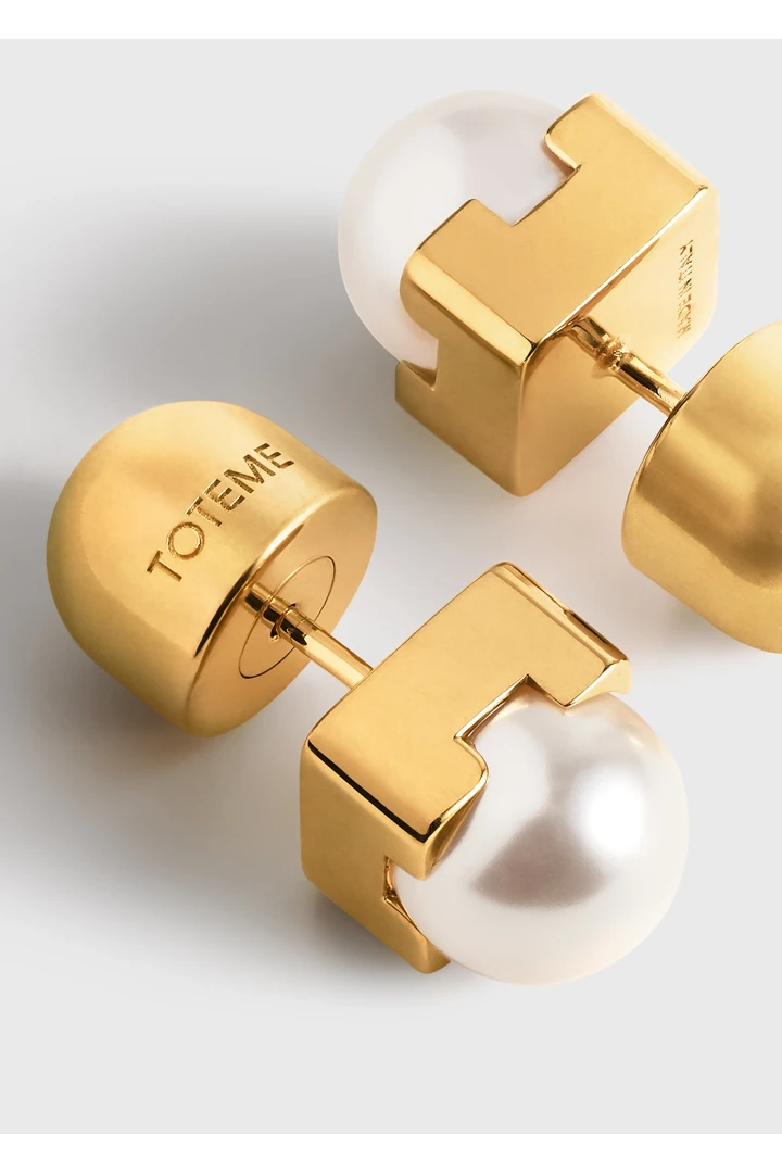 TOTEME 포우 펄 스터드 이어링 화이트의 화이트컬러 5번쨰 이미지입니다.