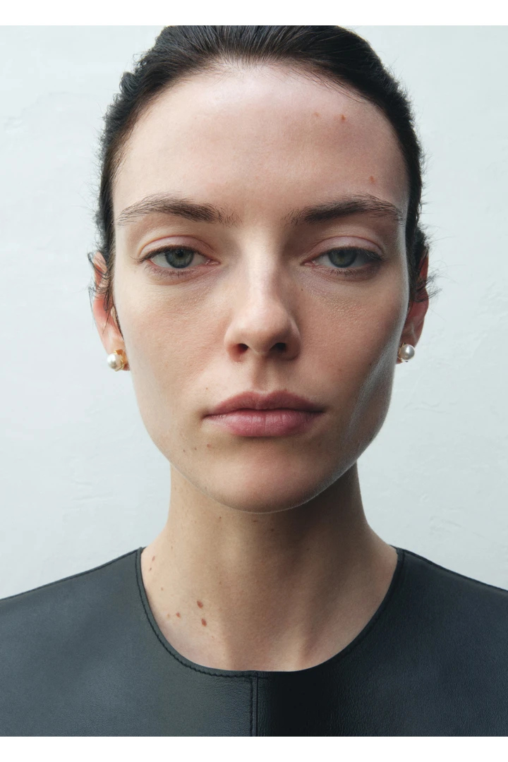 TOTEME 포우 펄 스터드 이어링 화이트의 화이트컬러 1번쨰 이미지입니다.