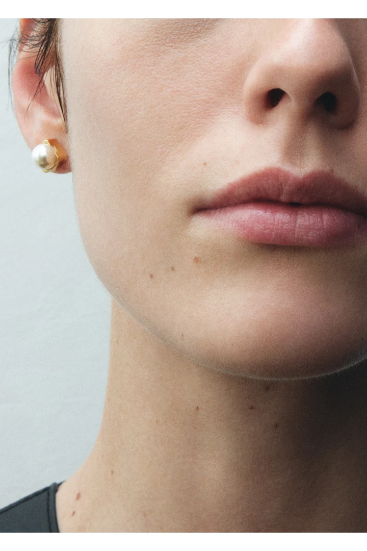 TOTEME 포우 펄 스터드 이어링 화이트의 화이트컬러 2번쨰 이미지입니다.