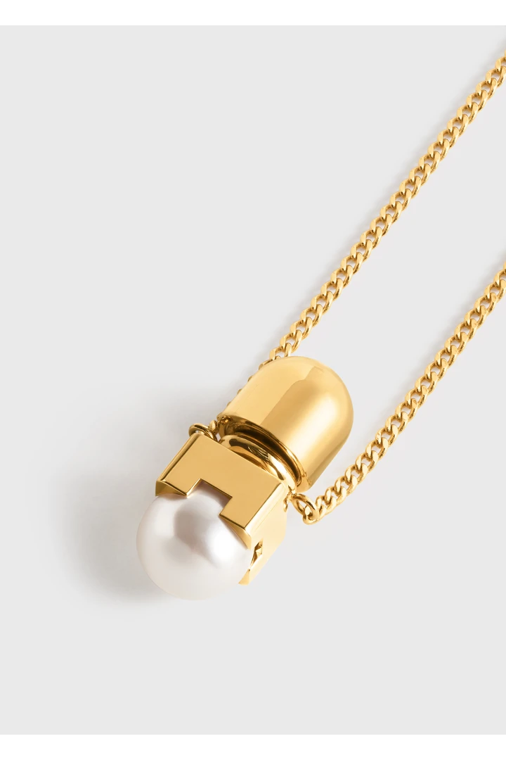 TOTEME 롱 포우 펄 네크리스 화이트의 화이트컬러 4번쨰 이미지입니다.