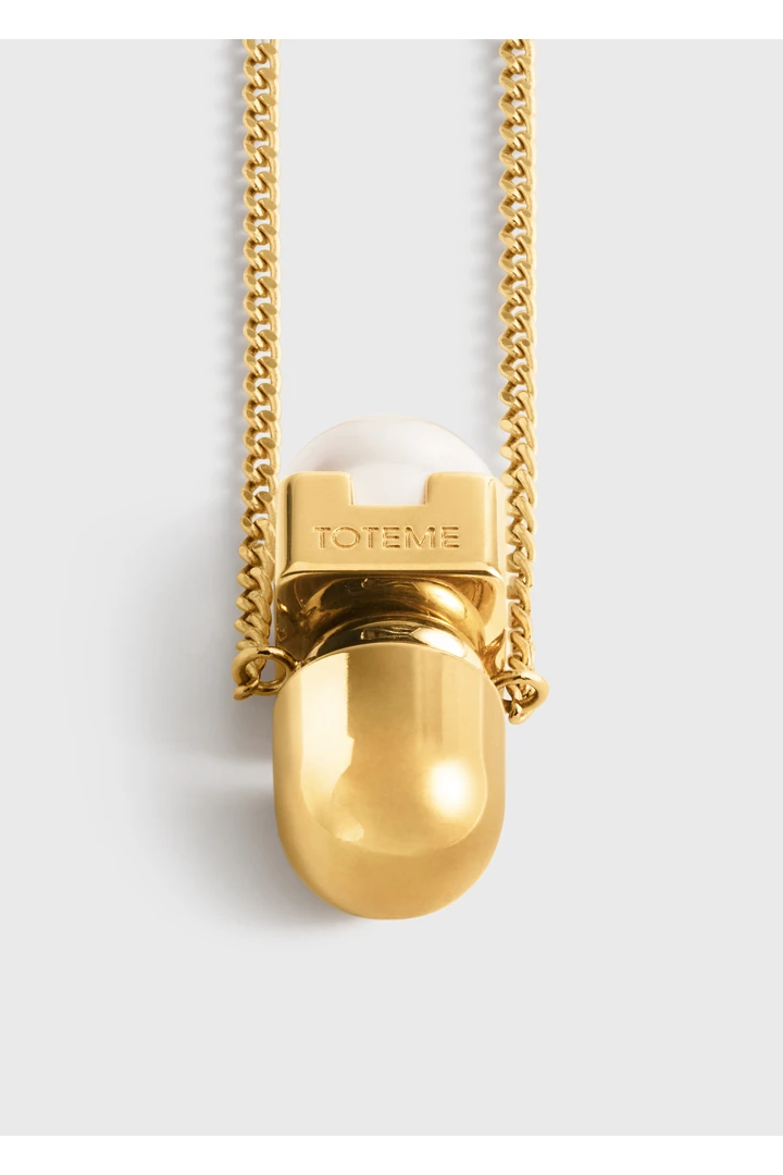 TOTEME 롱 포우 펄 네크리스 화이트의 화이트컬러 2번쨰 이미지입니다.