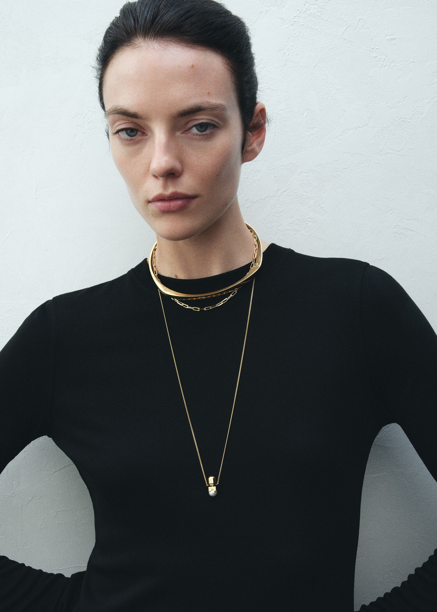 TOTEME 롱 포우 펄 네크리스 화이트의 화이트컬러 1번쨰 이미지입니다.