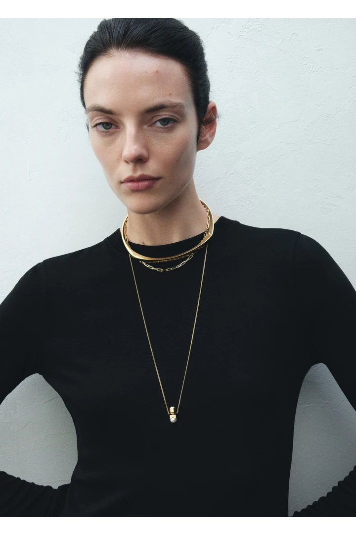 TOTEME 롱 포우 펄 네크리스 화이트의 화이트컬러 1번쨰 이미지입니다.