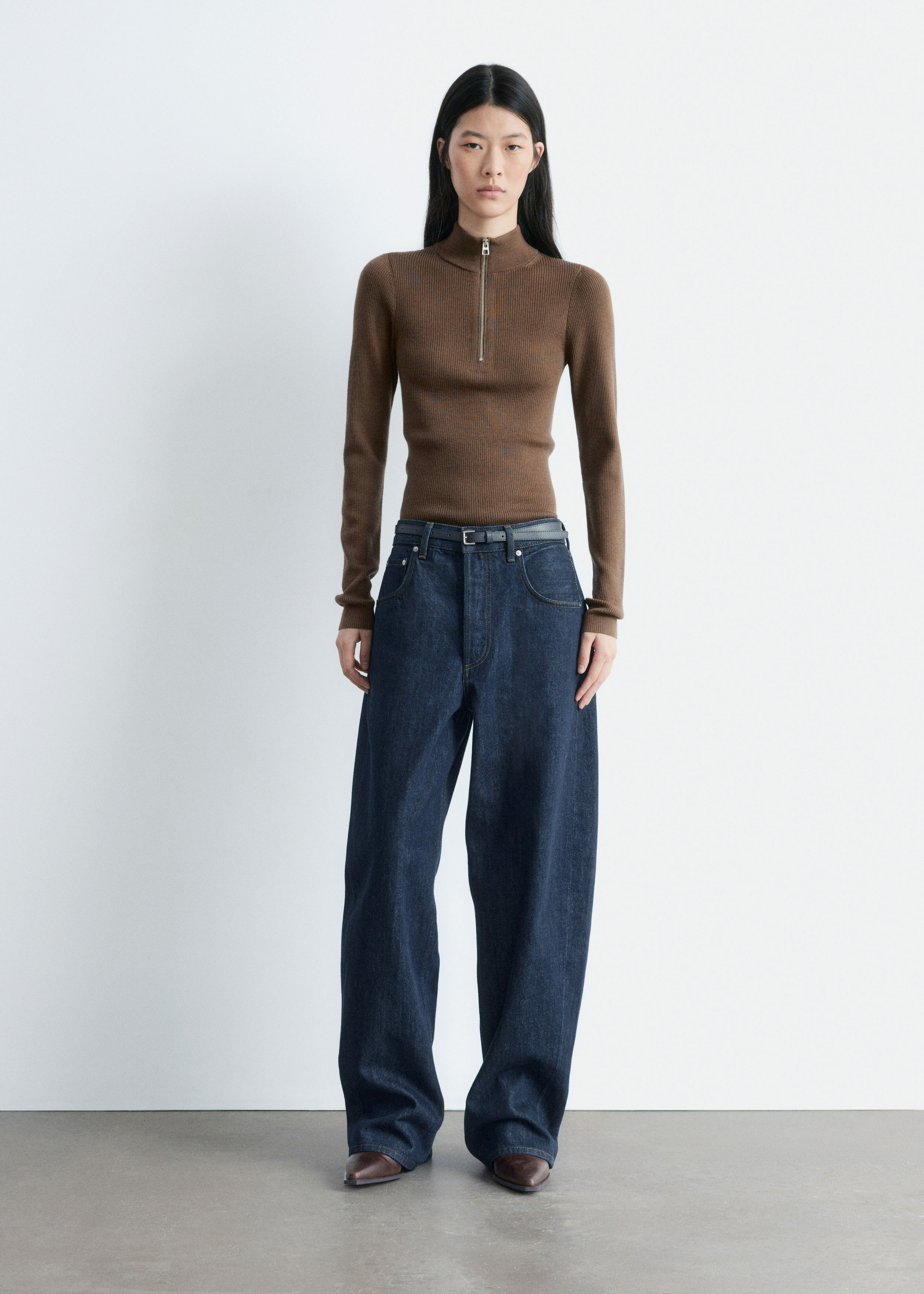 앤아더스토리즈 배럴 레그 진의 네이비컬러 ECOMLook입니다.