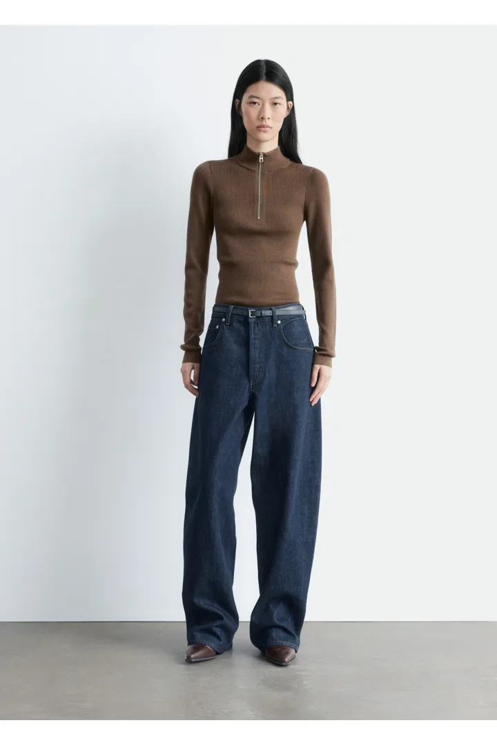 앤아더스토리즈 배럴 레그 진의 네이비컬러 ECOMLook입니다.