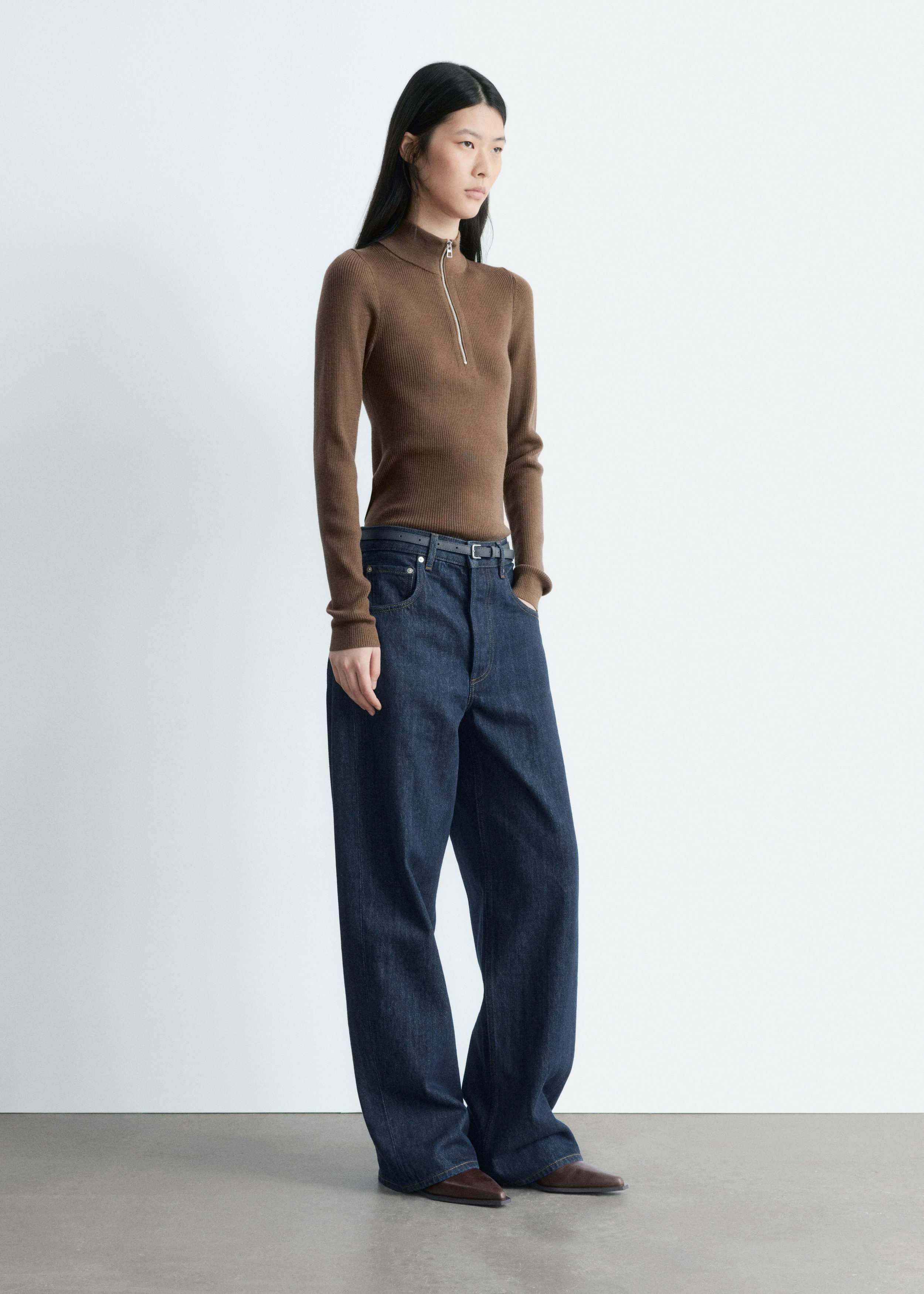 앤아더스토리즈 배럴 레그 진의 네이비컬러 ECOMLook입니다.