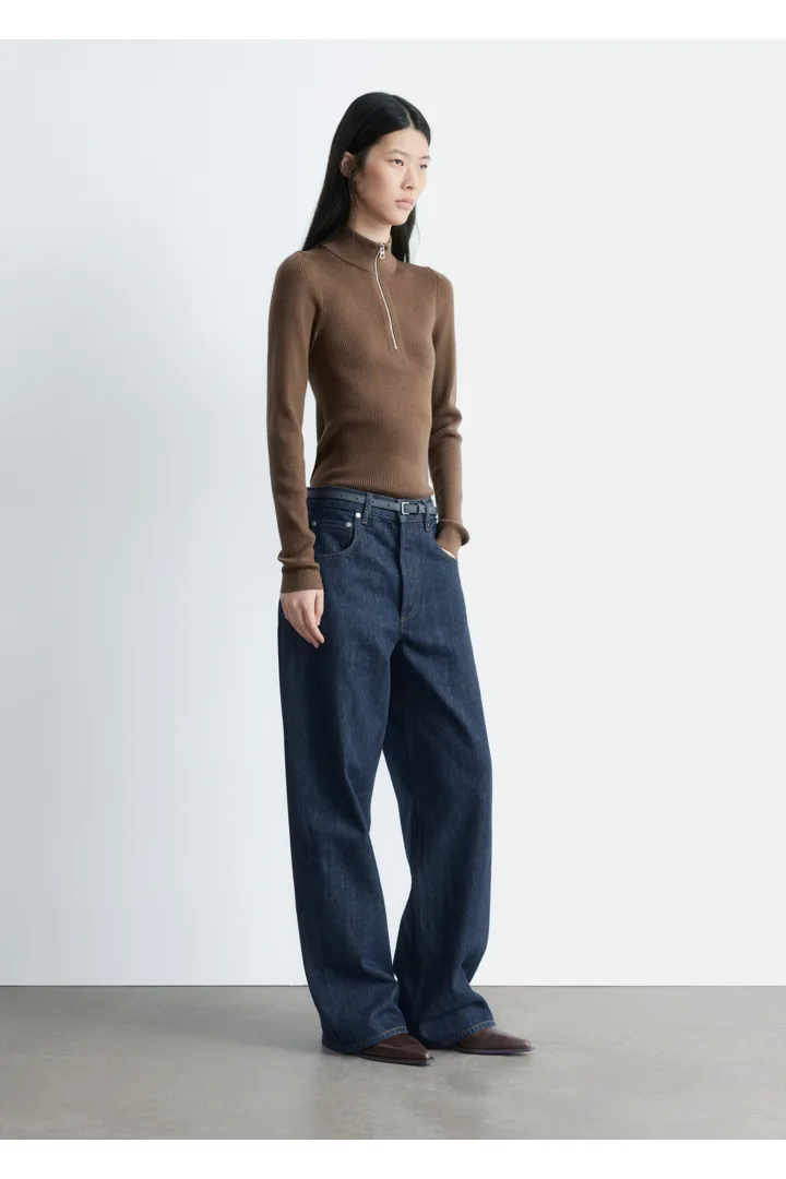 앤아더스토리즈 배럴 레그 진의 네이비컬러 ECOMLook입니다.