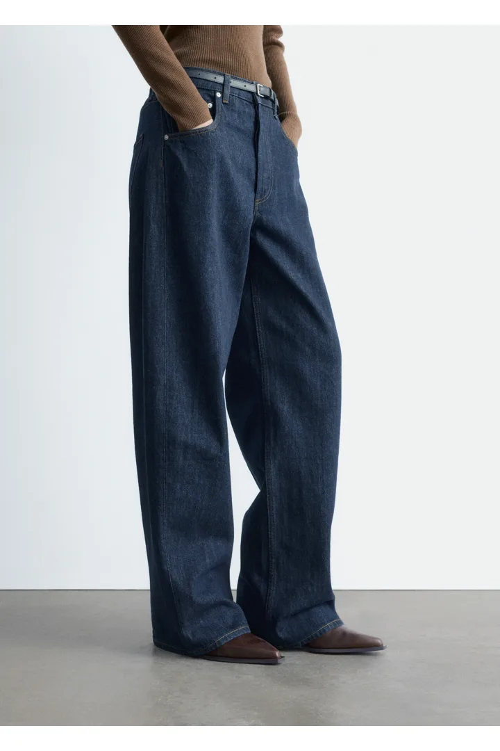 앤아더스토리즈 배럴 레그 진의 네이비컬러 ECOMLook입니다.