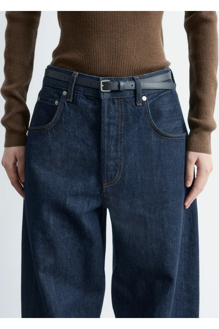 앤아더스토리즈 배럴 레그 진의 네이비컬러 ECOMLook입니다.