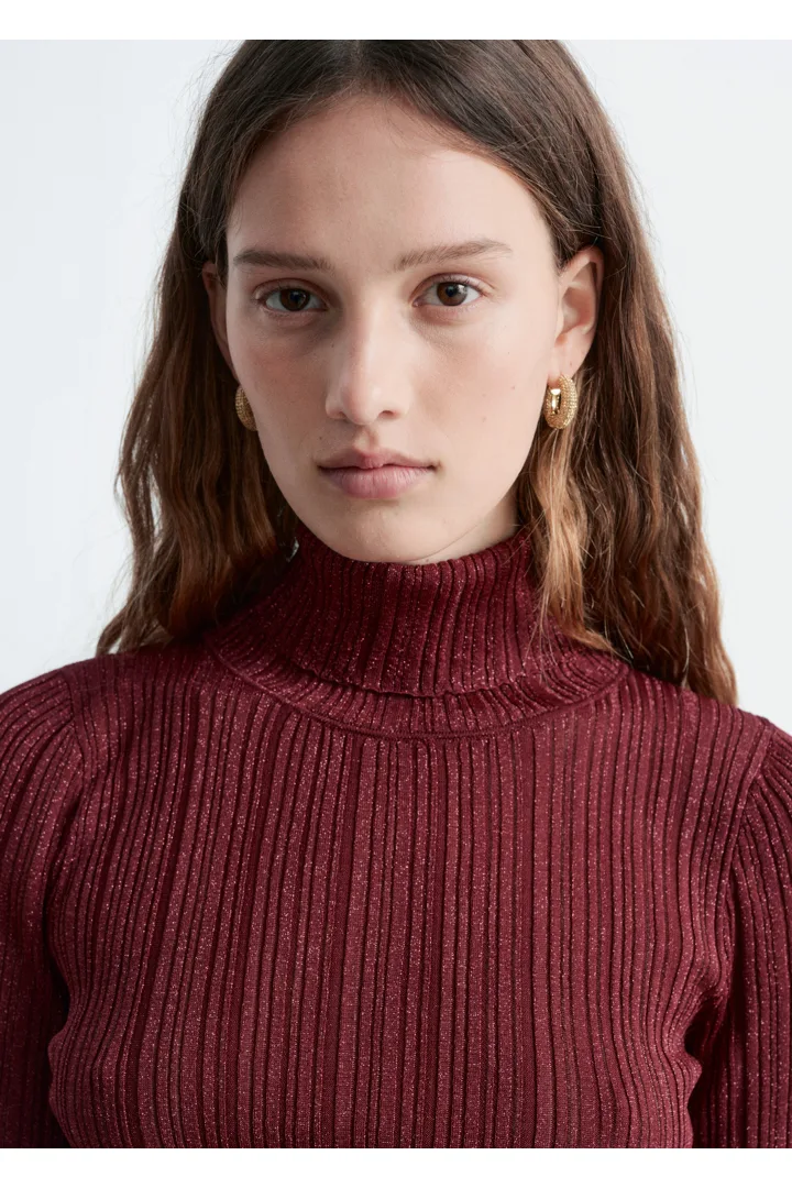 앤아더스토리즈 립 니트 루렉스 터틀넥의 다크 레드컬러 ECOMLook입니다.