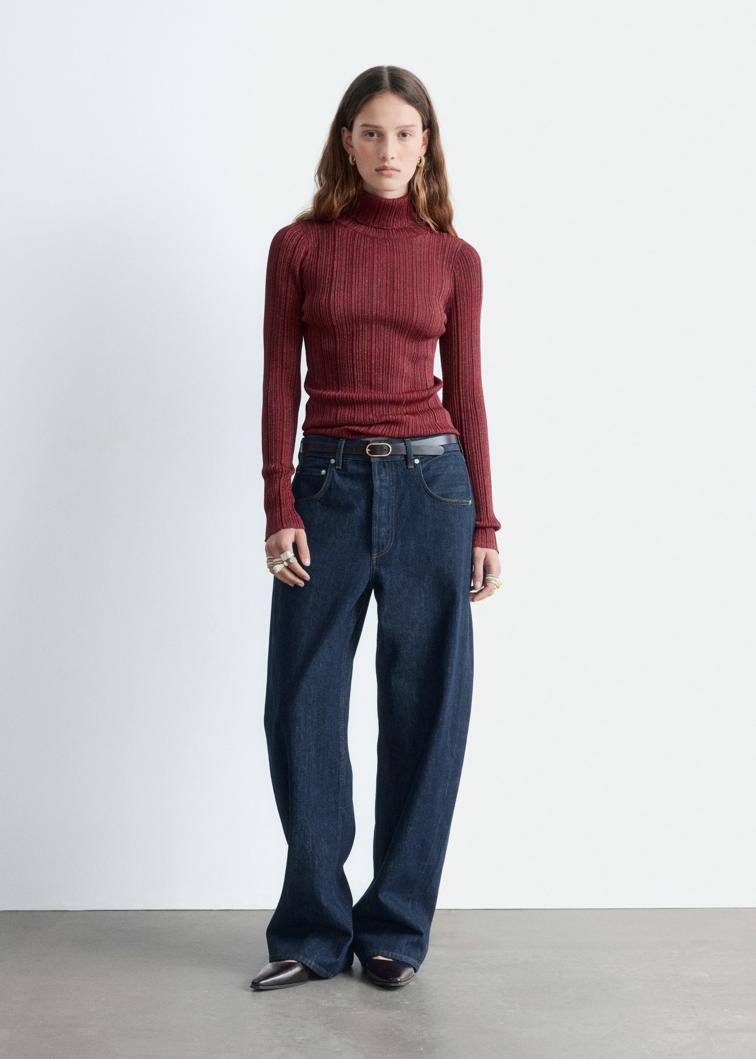 앤아더스토리즈 립 니트 루렉스 터틀넥의 다크 레드컬러 ECOMLook입니다.