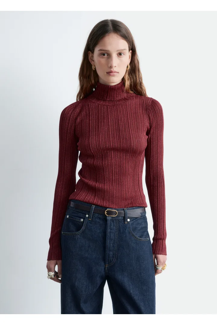 앤아더스토리즈 립 니트 루렉스 터틀넥의 다크 레드컬러 ECOMLook입니다.