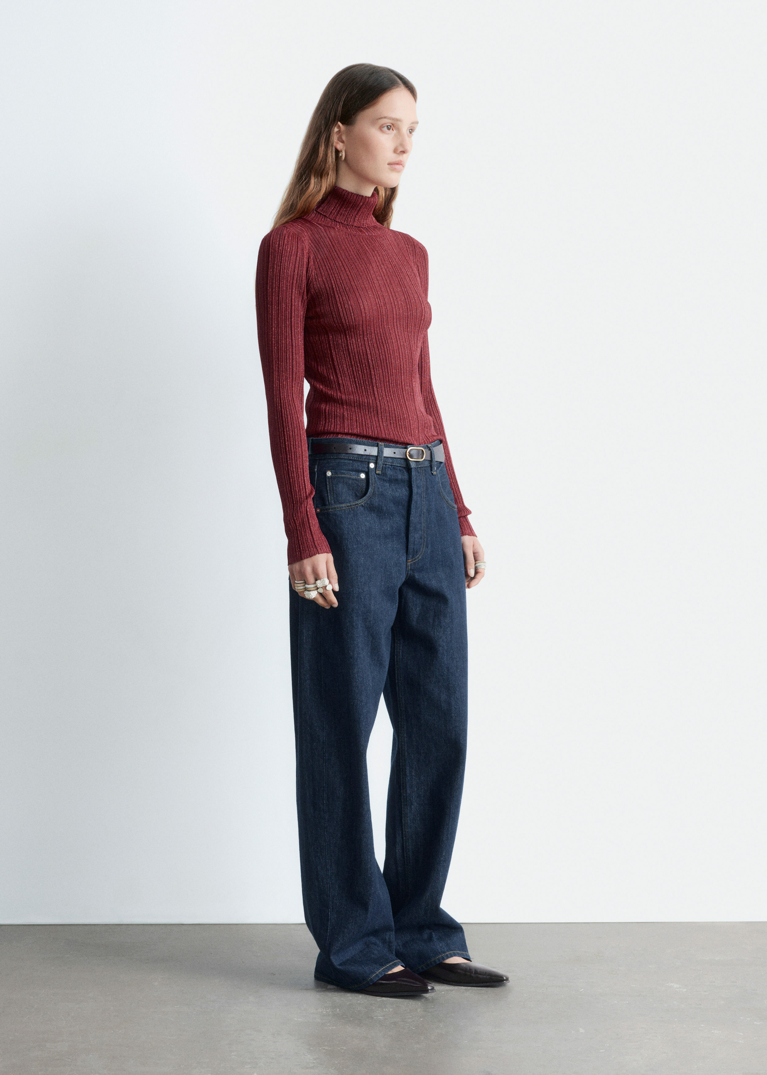 앤아더스토리즈 립 니트 루렉스 터틀넥의 다크 레드컬러 ECOMLook입니다.