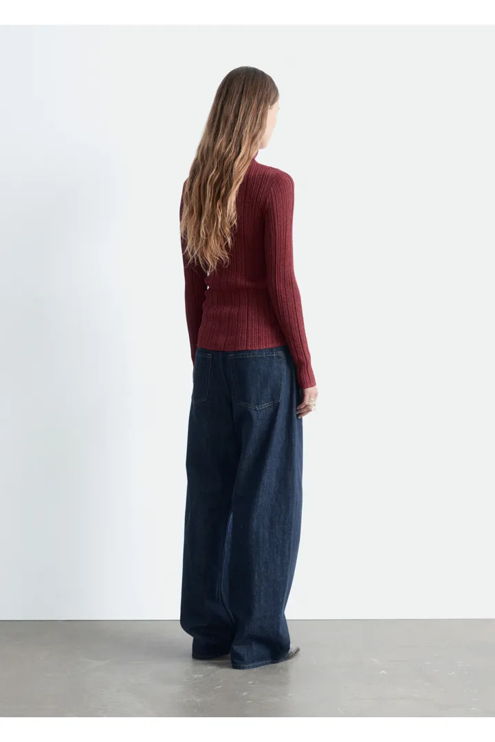 앤아더스토리즈 립 니트 루렉스 터틀넥의 다크 레드컬러 ECOMLook입니다.