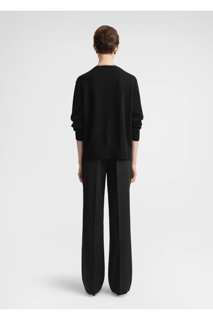 TOTEME 크루-넥 캐시미어 니트 블랙의 블랙컬러 2번쨰 이미지입니다.