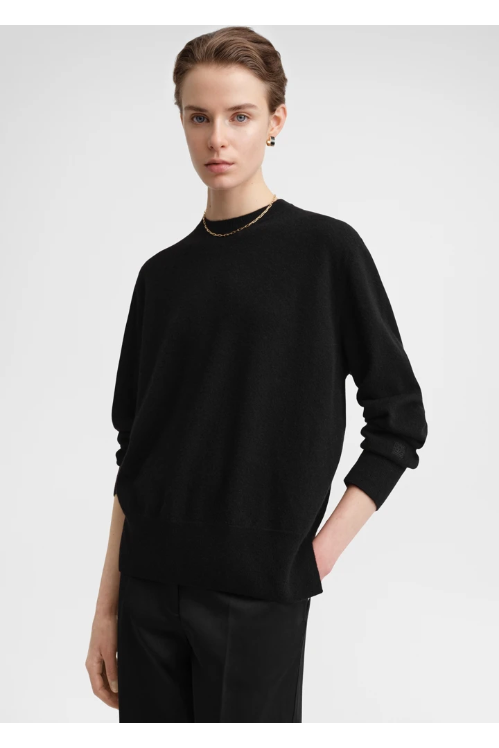 TOTEME 크루-넥 캐시미어 니트 블랙의 블랙컬러 3번쨰 이미지입니다.