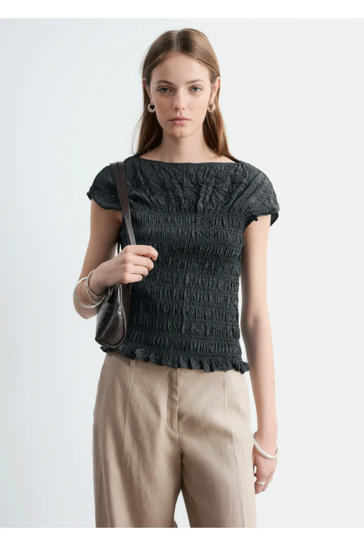 앤아더스토리즈 스모크 보트넥 탑의 다크 그레이컬러 ECOMLook입니다.