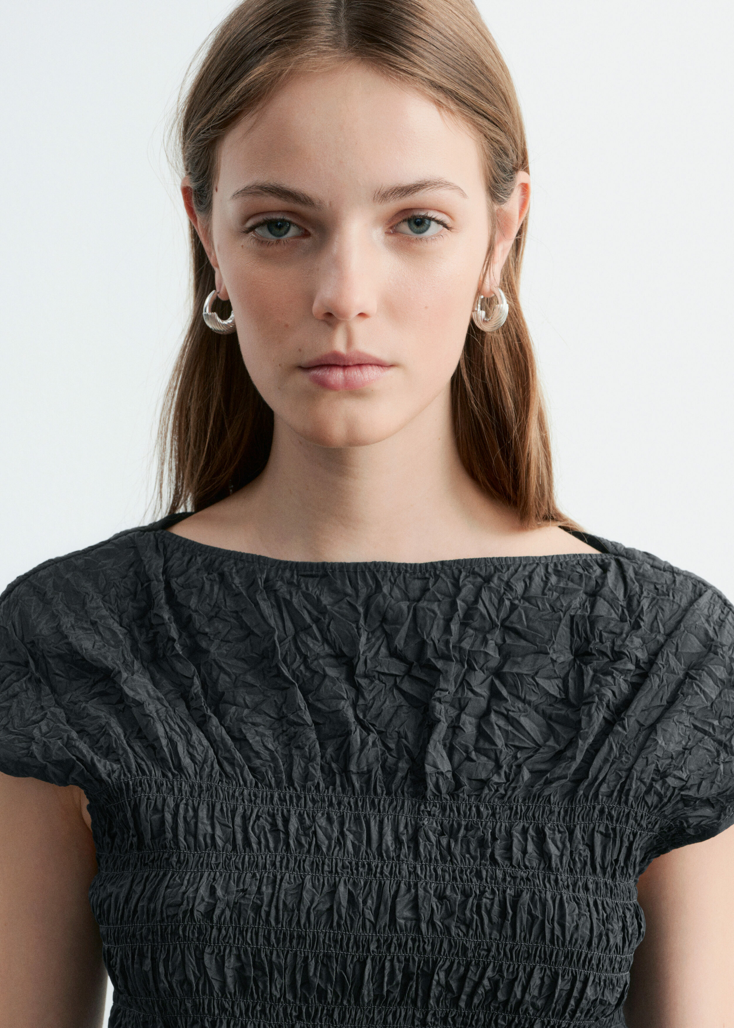 앤아더스토리즈 스모크 보트넥 탑의 다크 그레이컬러 ECOMLook입니다.