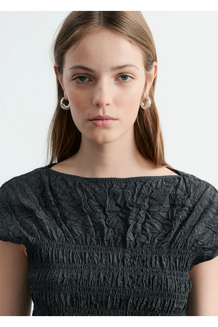 앤아더스토리즈 스모크 보트넥 탑의 다크 그레이컬러 ECOMLook입니다.