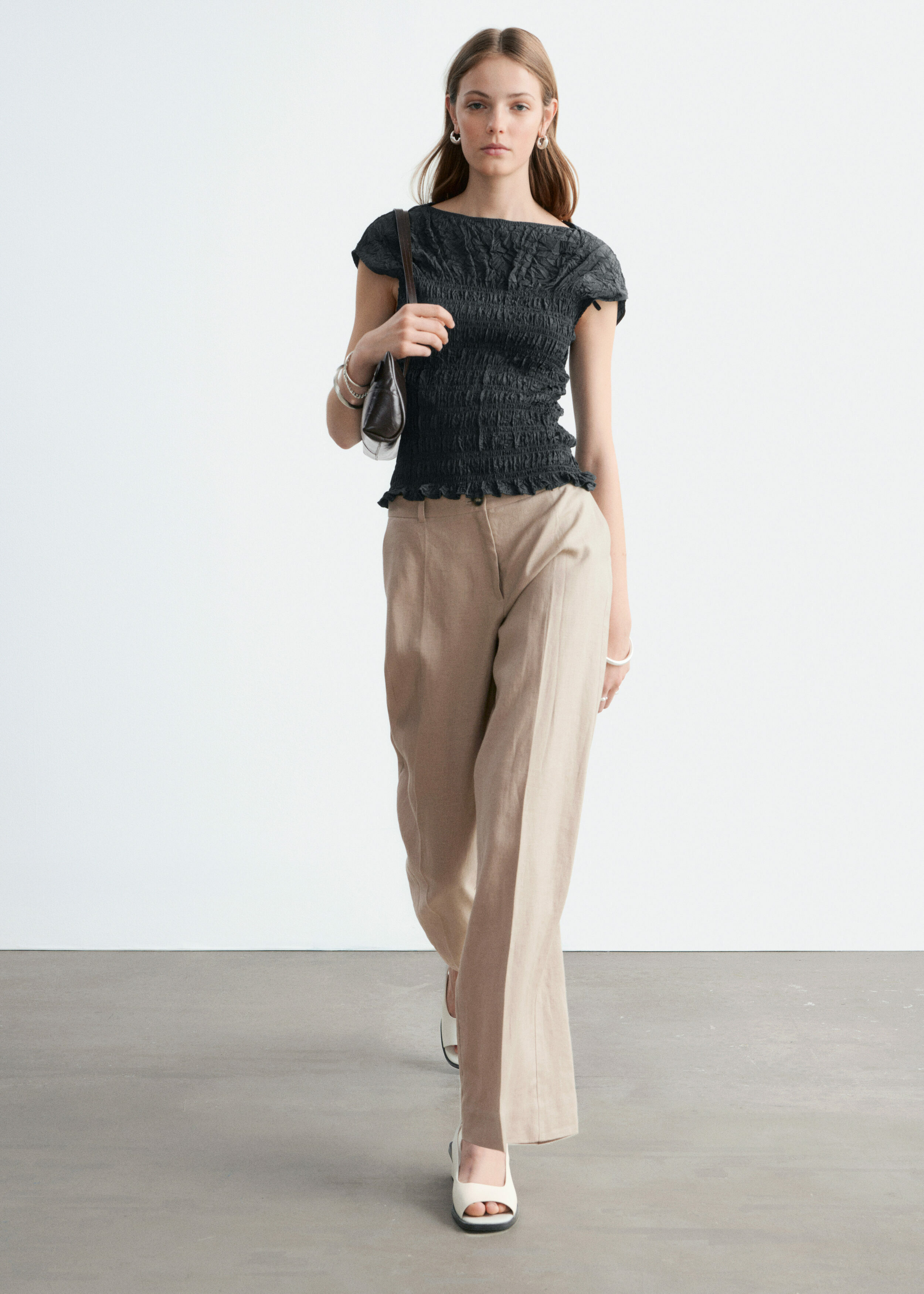 앤아더스토리즈 스모크 보트넥 탑의 다크 그레이컬러 ECOMLook입니다.