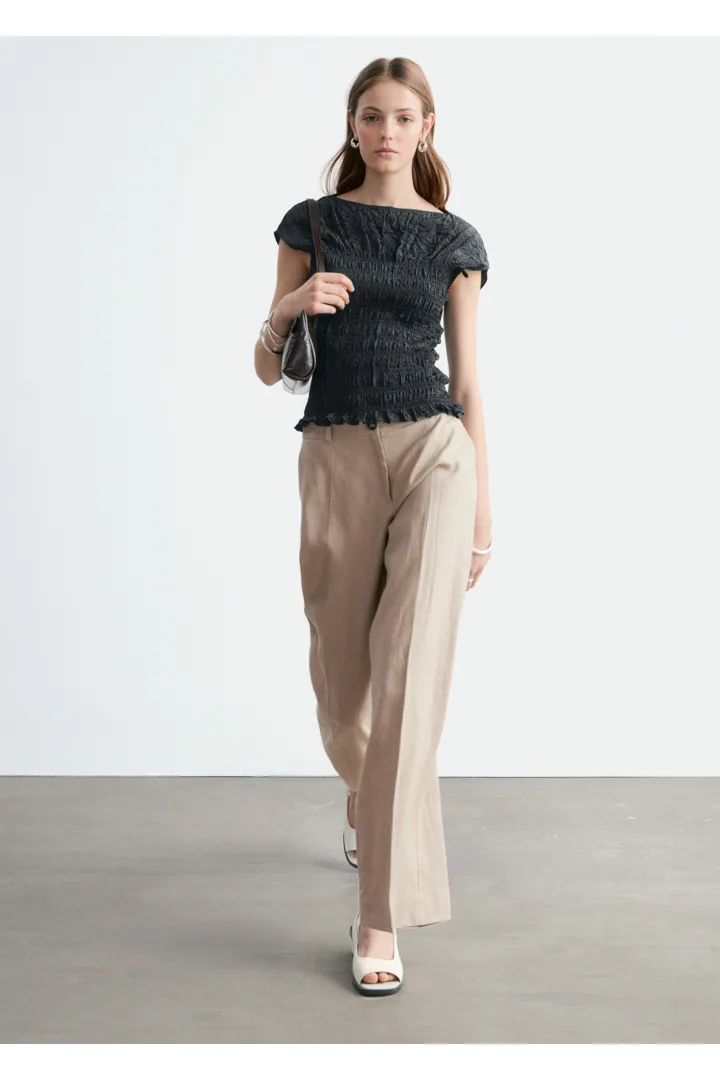 앤아더스토리즈 스모크 보트넥 탑의 다크 그레이컬러 ECOMLook입니다.