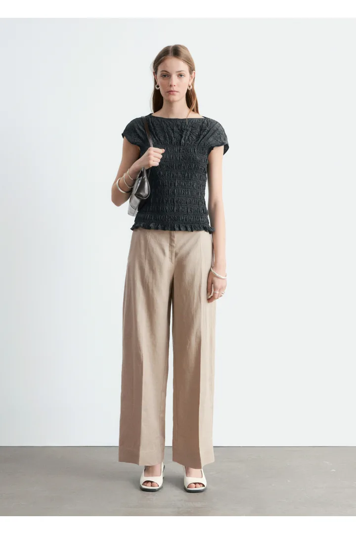 앤아더스토리즈 스모크 보트넥 탑의 다크 그레이컬러 ECOMLook입니다.