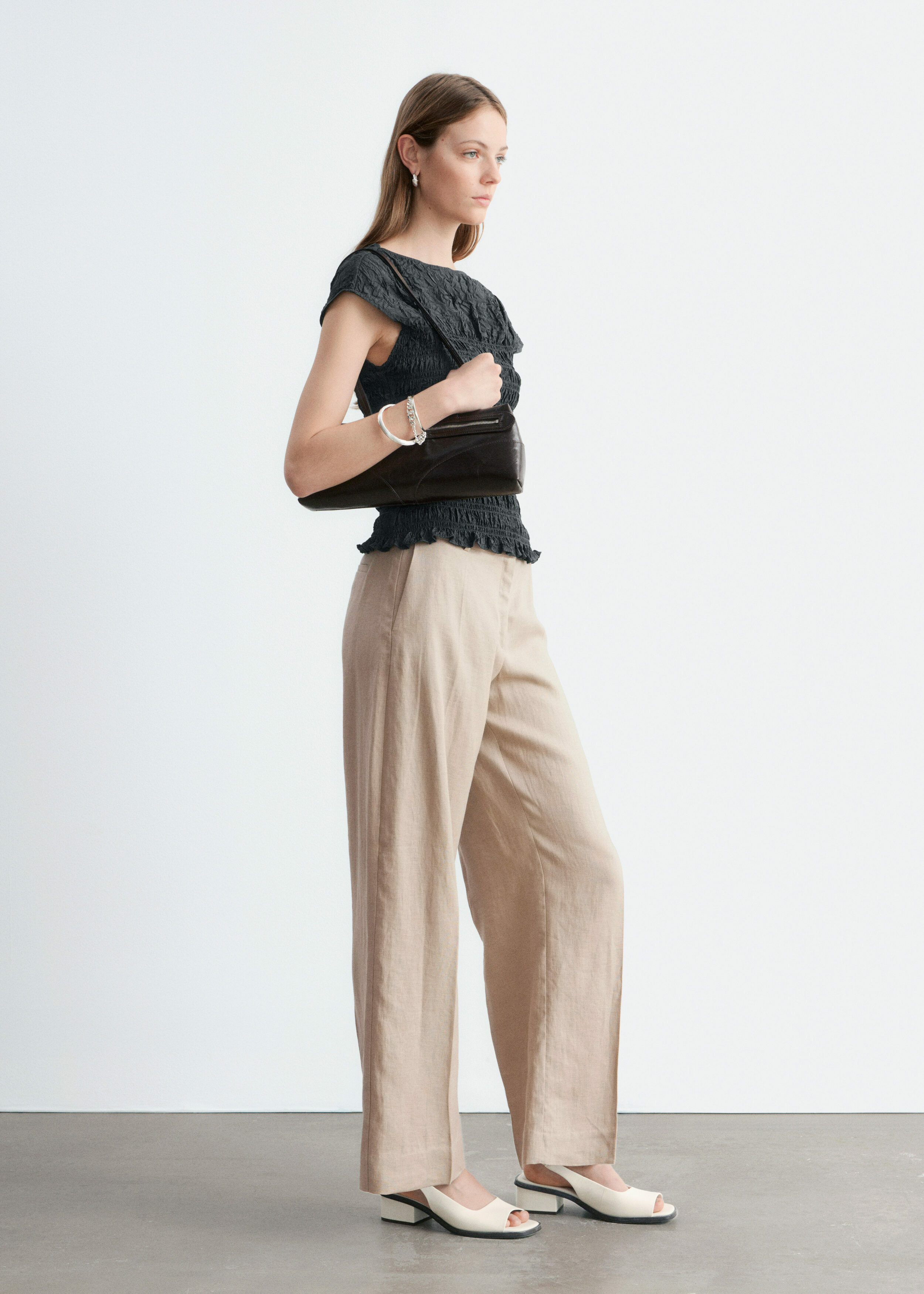 앤아더스토리즈 스모크 보트넥 탑의 다크 그레이컬러 ECOMLook입니다.