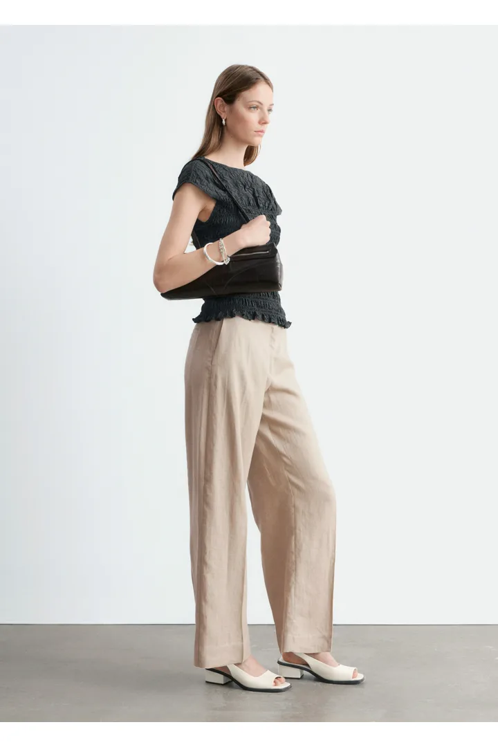 앤아더스토리즈 스모크 보트넥 탑의 다크 그레이컬러 ECOMLook입니다.