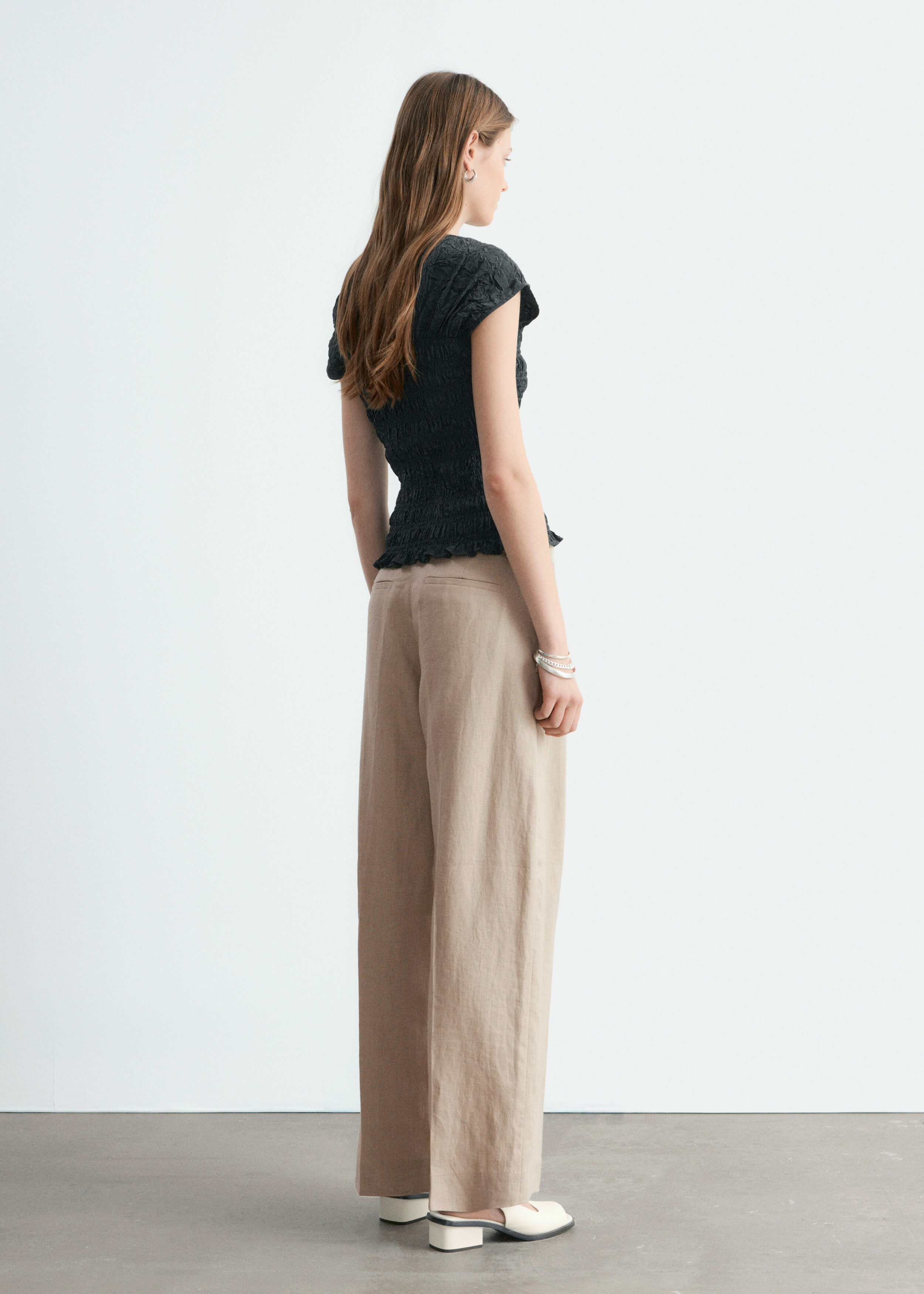 앤아더스토리즈 스모크 보트넥 탑의 다크 그레이컬러 ECOMLook입니다.