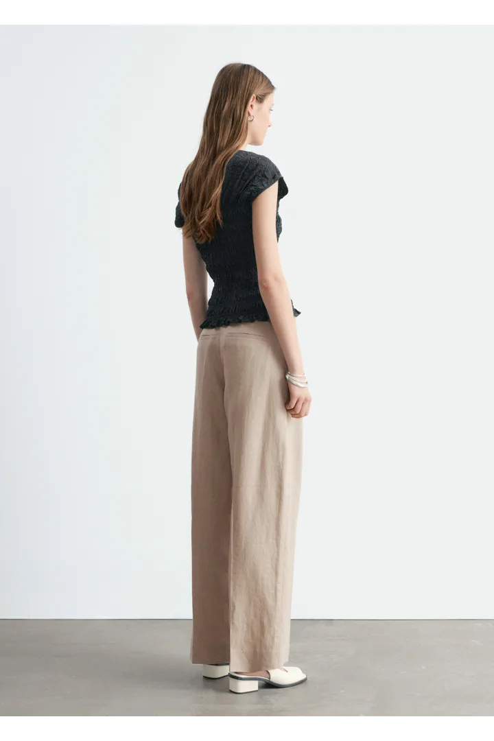 앤아더스토리즈 스모크 보트넥 탑의 다크 그레이컬러 ECOMLook입니다.