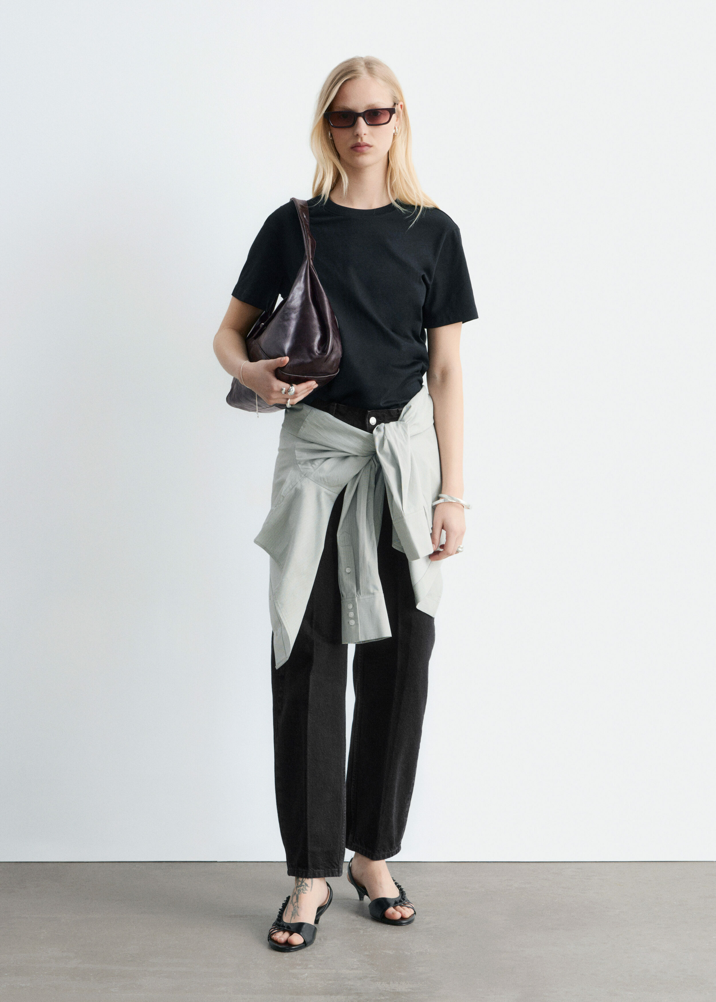 앤아더스토리즈 코튼 크루 넥 티셔츠의 블랙컬러 ECOMLook입니다.