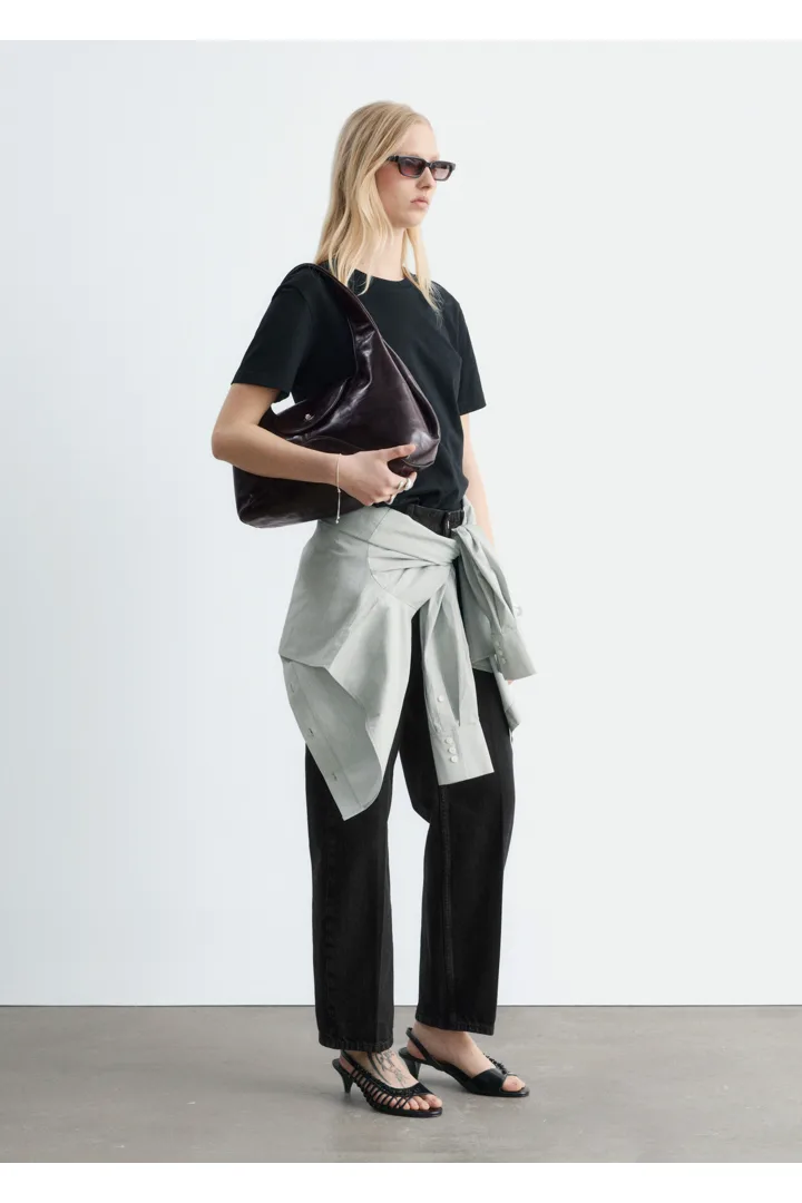 앤아더스토리즈 코튼 크루 넥 티셔츠의 블랙컬러 ECOMLook입니다.