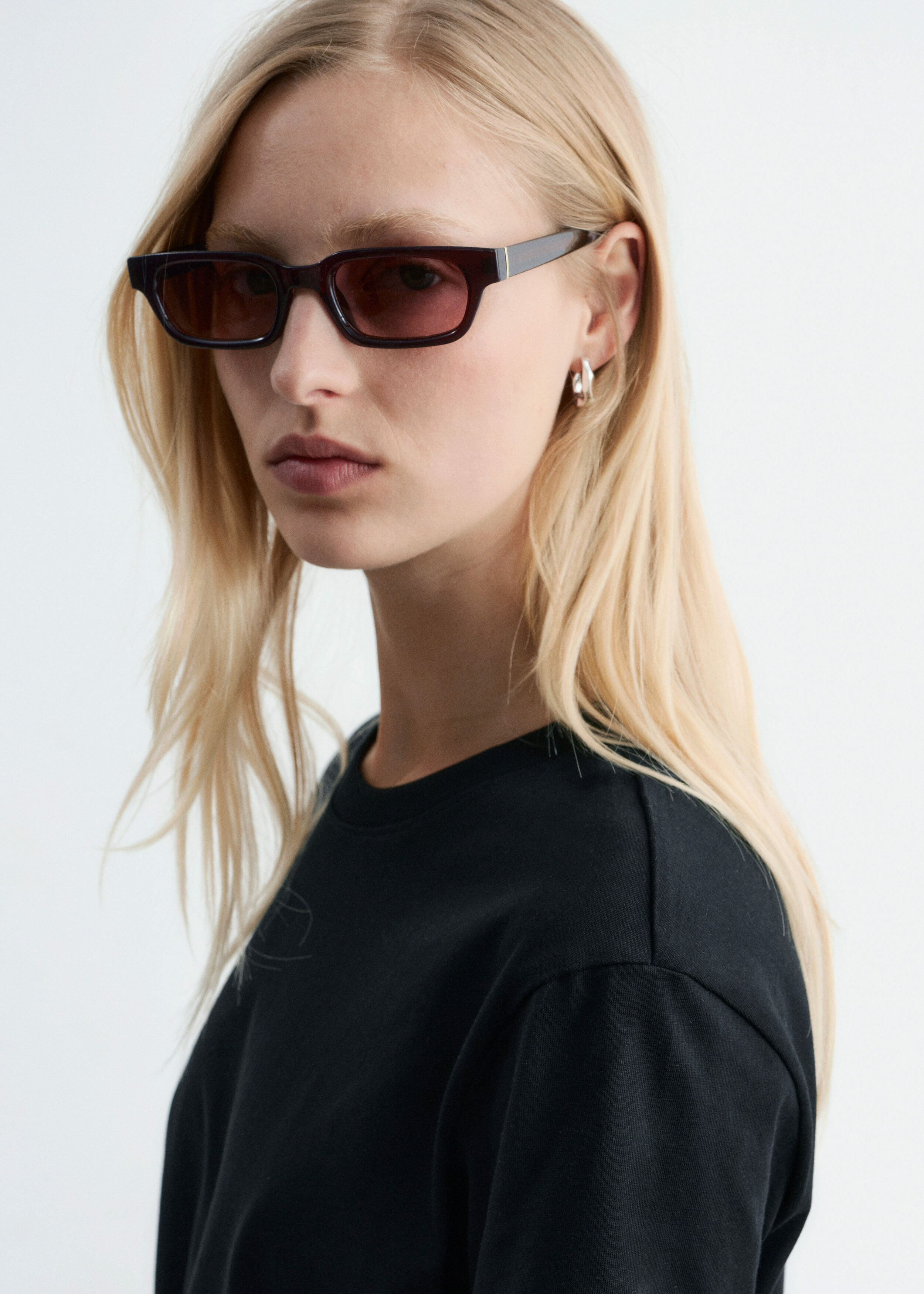 앤아더스토리즈 코튼 크루 넥 티셔츠의 블랙컬러 ECOMLook입니다.