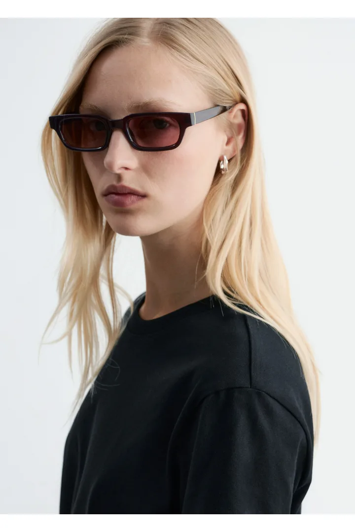 앤아더스토리즈 코튼 크루 넥 티셔츠의 블랙컬러 ECOMLook입니다.