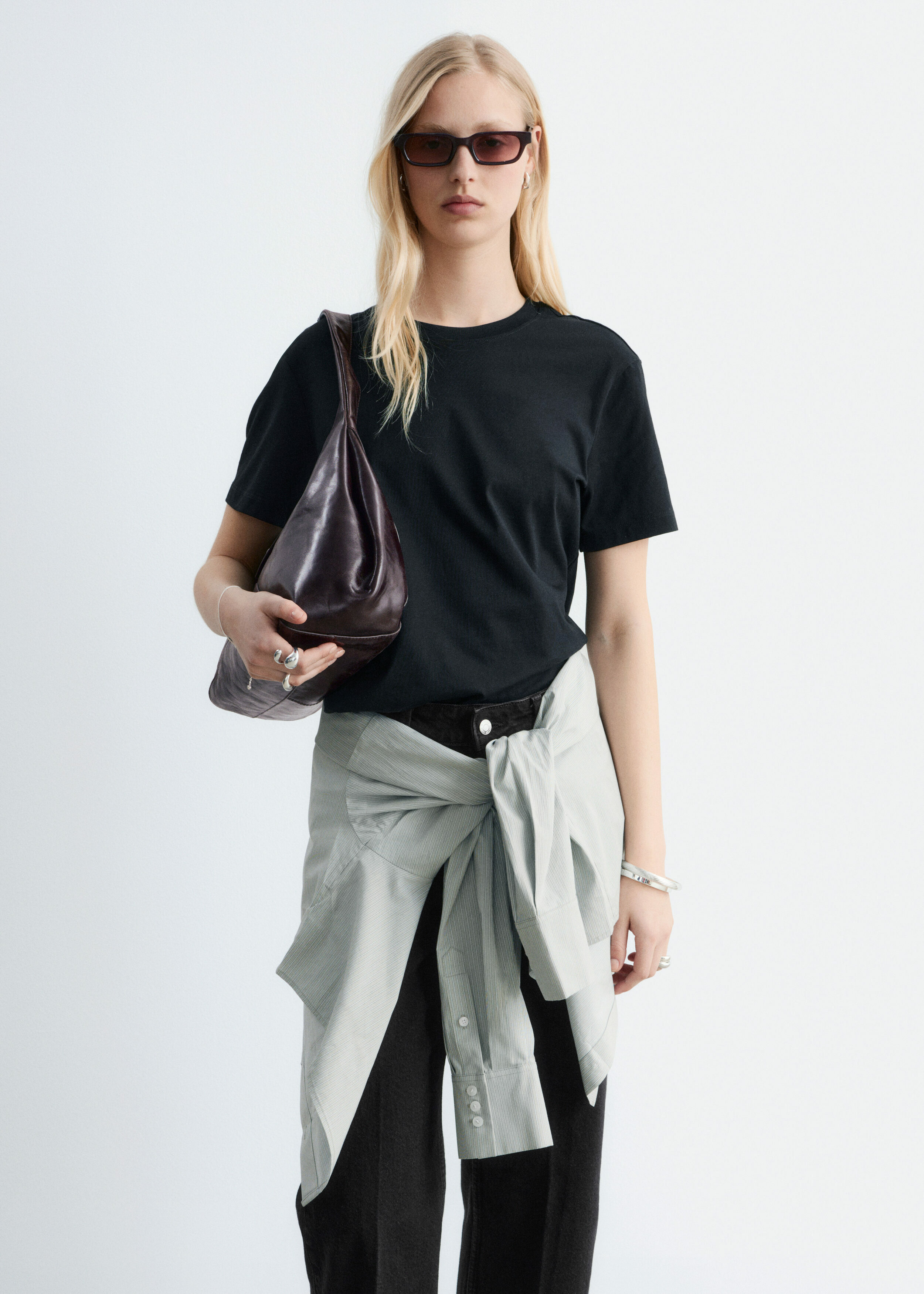 앤아더스토리즈 코튼 크루 넥 티셔츠의 블랙컬러 ECOMLook입니다.