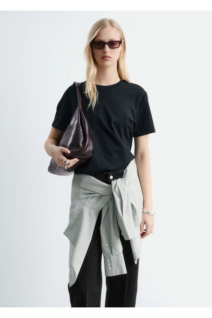 앤아더스토리즈 코튼 크루 넥 티셔츠의 블랙컬러 ECOMLook입니다.