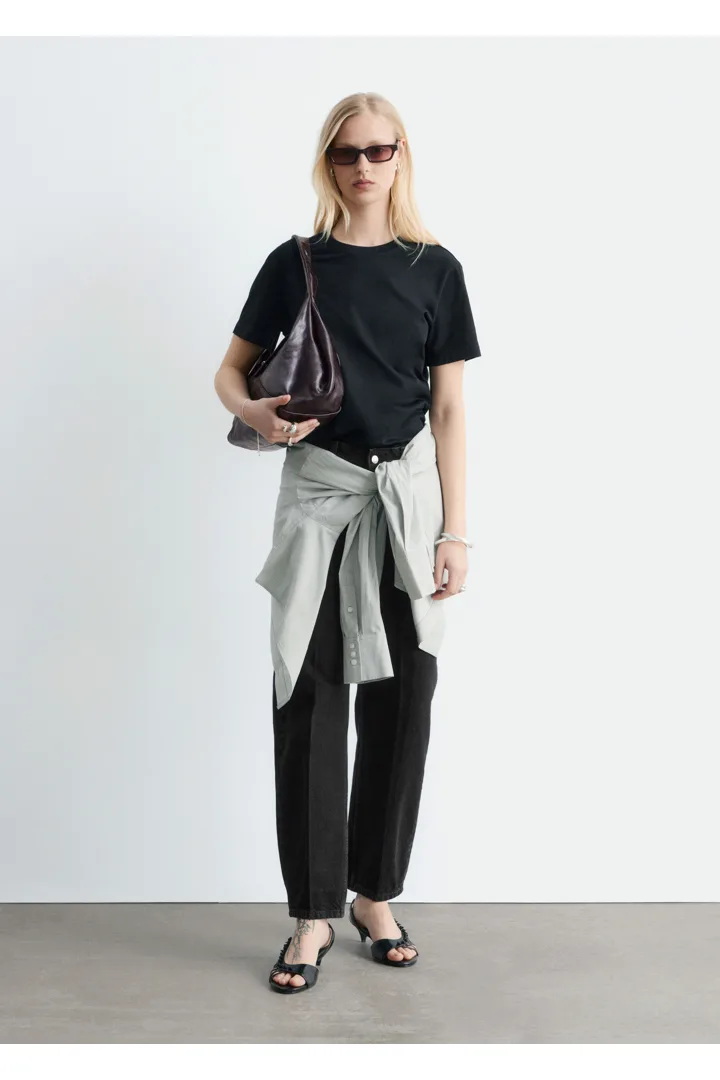 앤아더스토리즈 코튼 크루 넥 티셔츠의 블랙컬러 ECOMLook입니다.