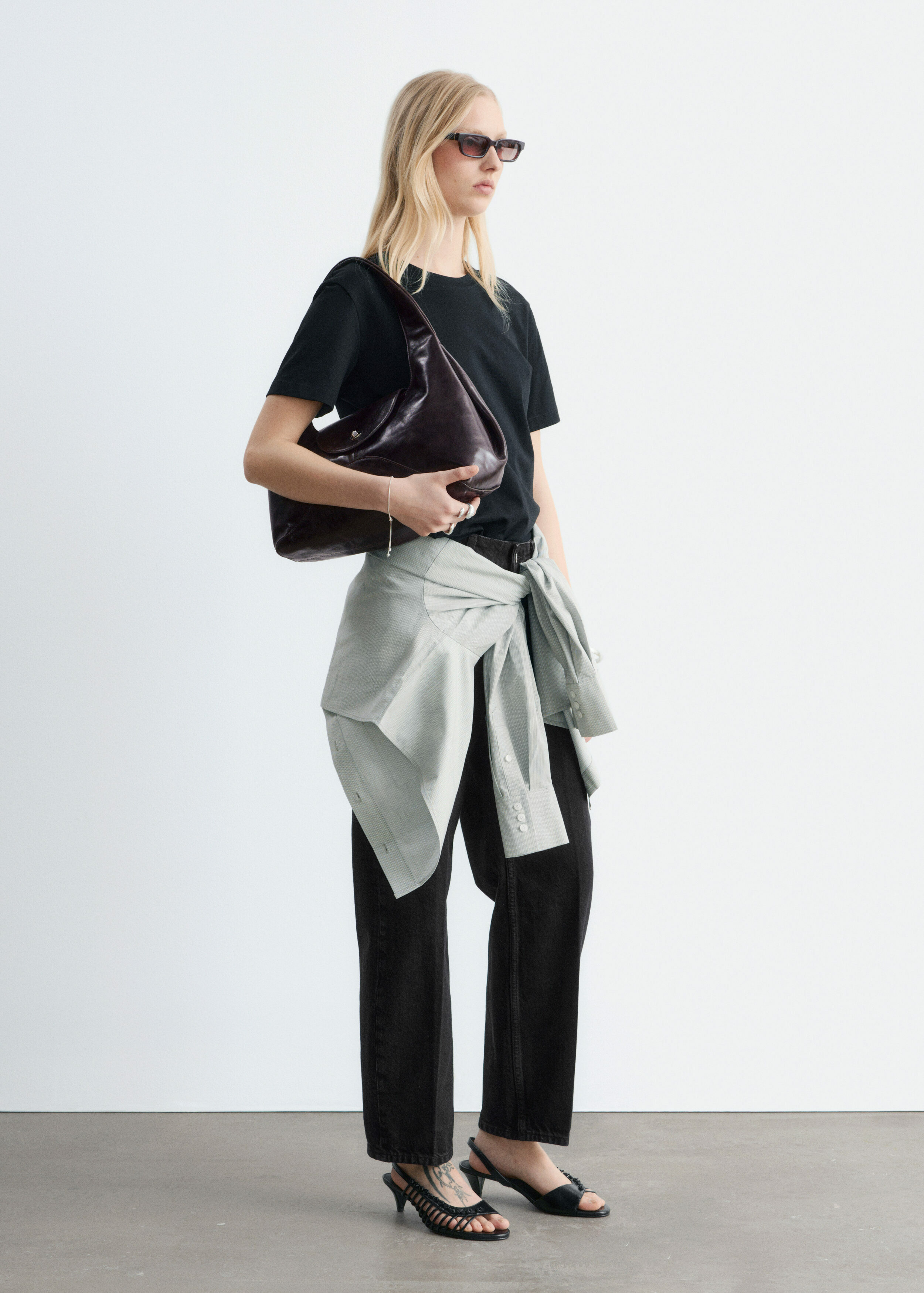 앤아더스토리즈 코튼 크루 넥 티셔츠의 블랙컬러 ECOMLook입니다.