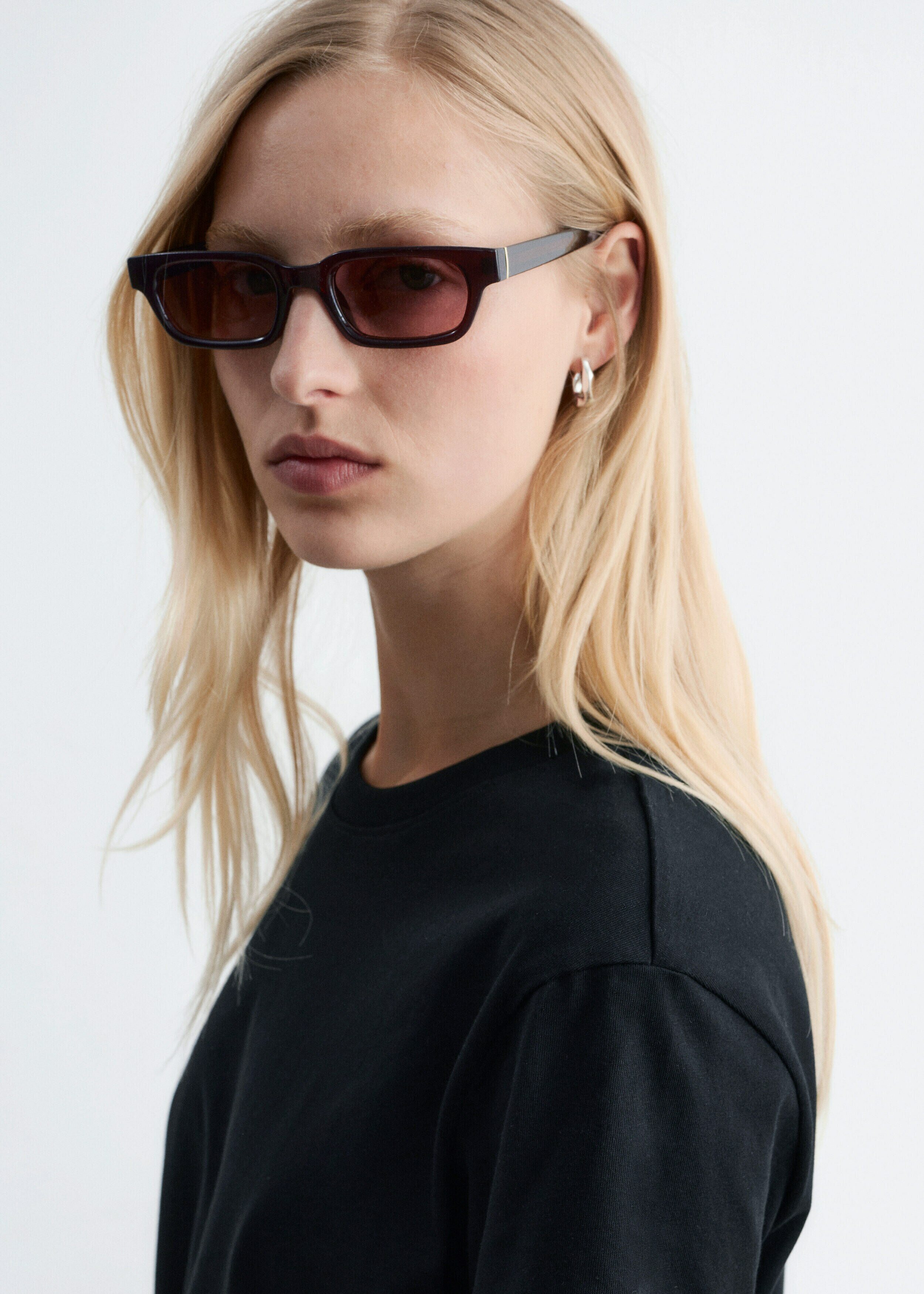 앤아더스토리즈 코튼 크루 넥 티셔츠의 블랙컬러 ECOMLook입니다.