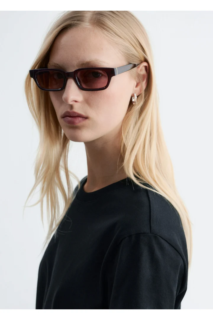 앤아더스토리즈 코튼 크루 넥 티셔츠의 블랙컬러 ECOMLook입니다.