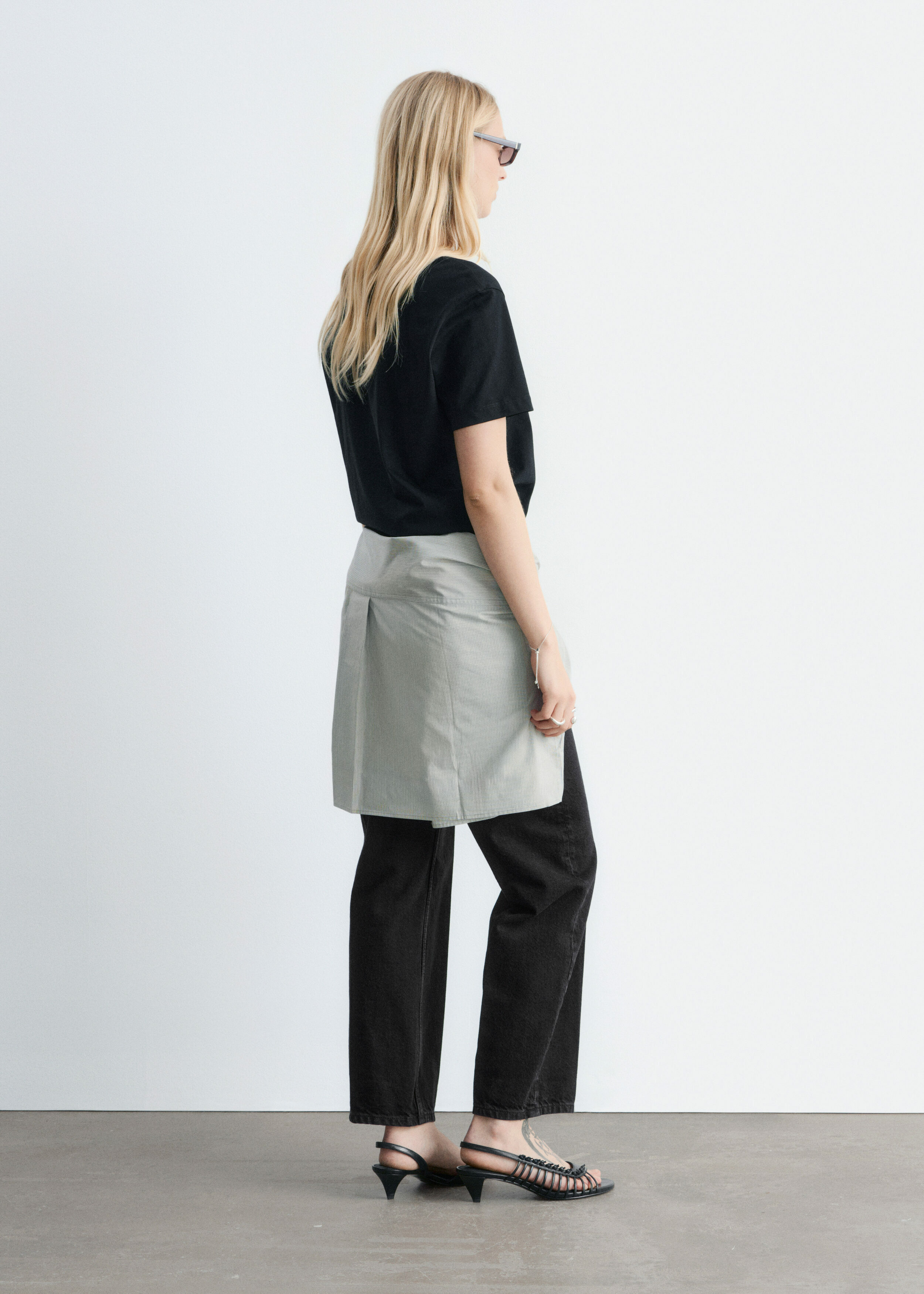 앤아더스토리즈 코튼 크루 넥 티셔츠의 블랙컬러 ECOMLook입니다.